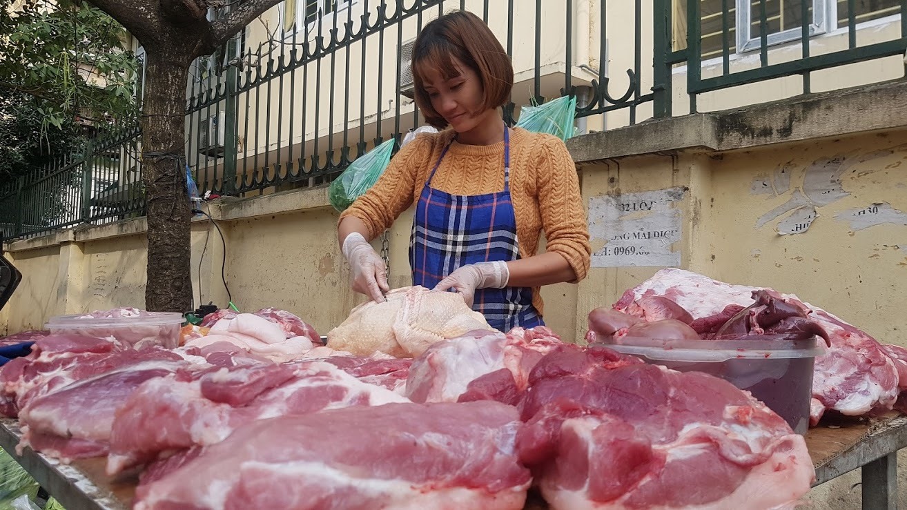 Giá thịt lợn vẫn ở mức 150.000-180.000 đồng/kg dù nguồn cung không thiếu. Ảnh: Khánh Vũ