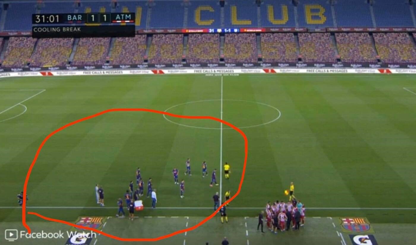 Hình ảnh các cầu thủ Barca không tập trung nghe chỉ đạo của HLV Setien trong trận gặp Atletico. Ảnh: La Liga.