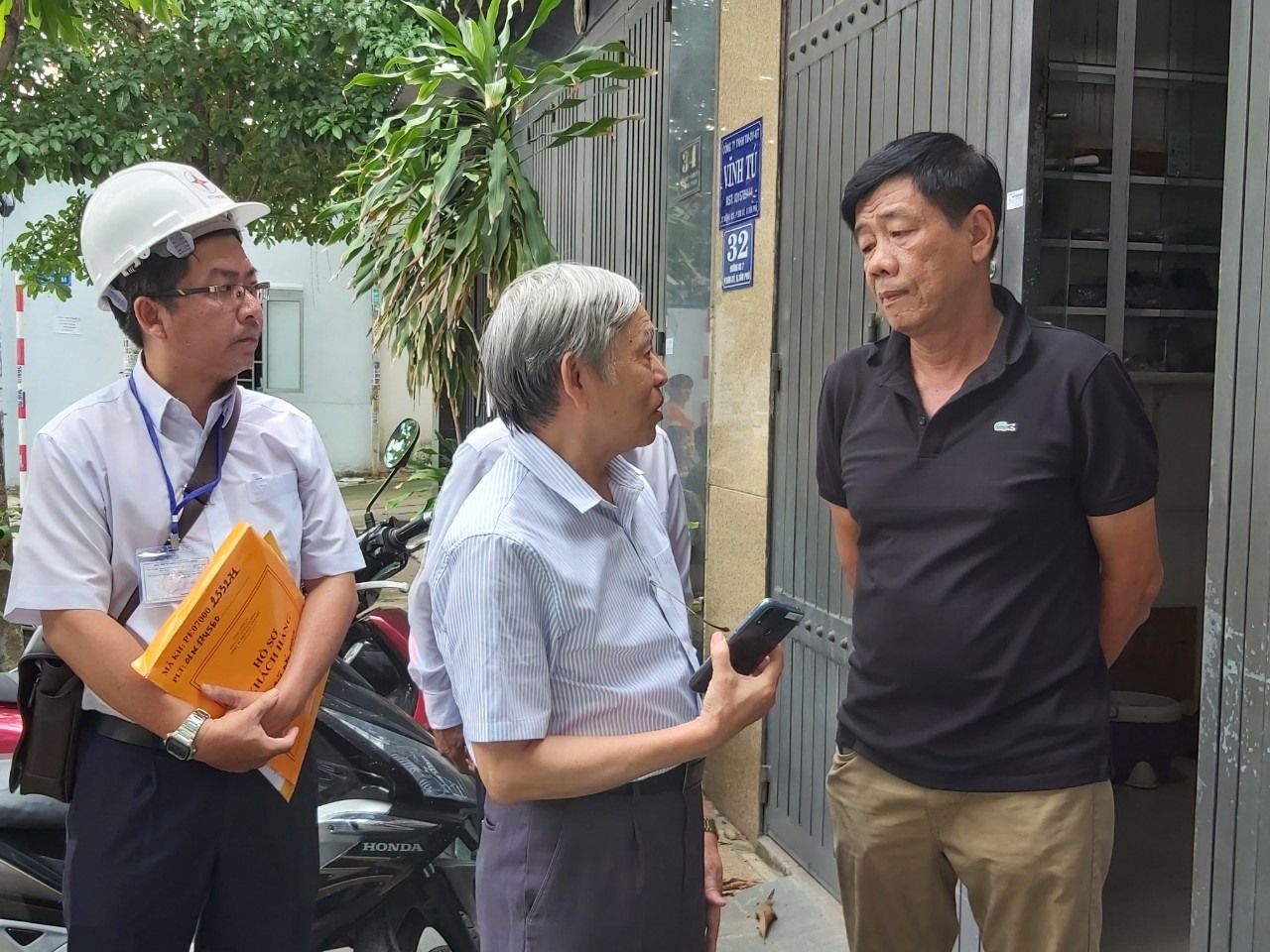 Ông Bùi Đắc Hoa (bên phải), Công ty Dịch vụ - Kỹ thuật Vĩnh Tú, Phường Sơn Kỳ, Quận Tân Phú, cho biết do tăng thêm người ở nên tiền điện đã tăng. Ảnh Nam Dương