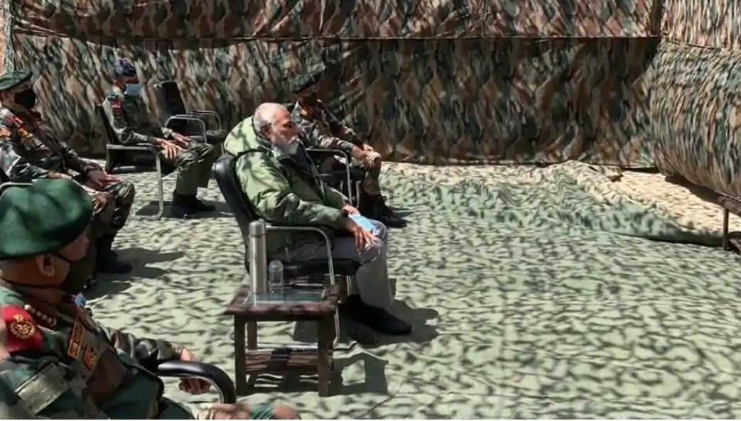 Thủ tướng Ấn Độ Modi nghe các quan chức quân đội trình bày về tình hình khu vực tại Leh. Ảnh: ANI.