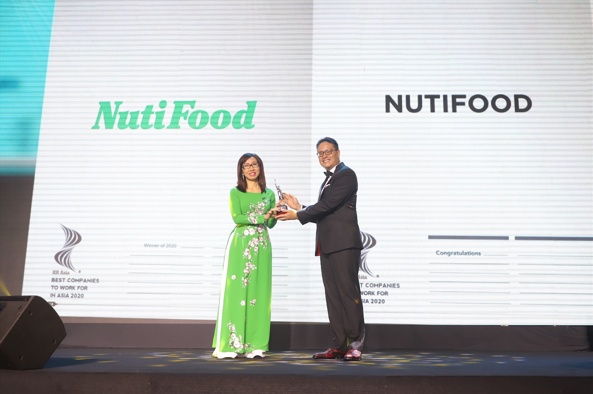 Bà Trần Thị Lệ - TGĐ NutiFood nhận cúp Doanh nghiệp có môi trường làm việc tốt nhất Châu Á 2020.