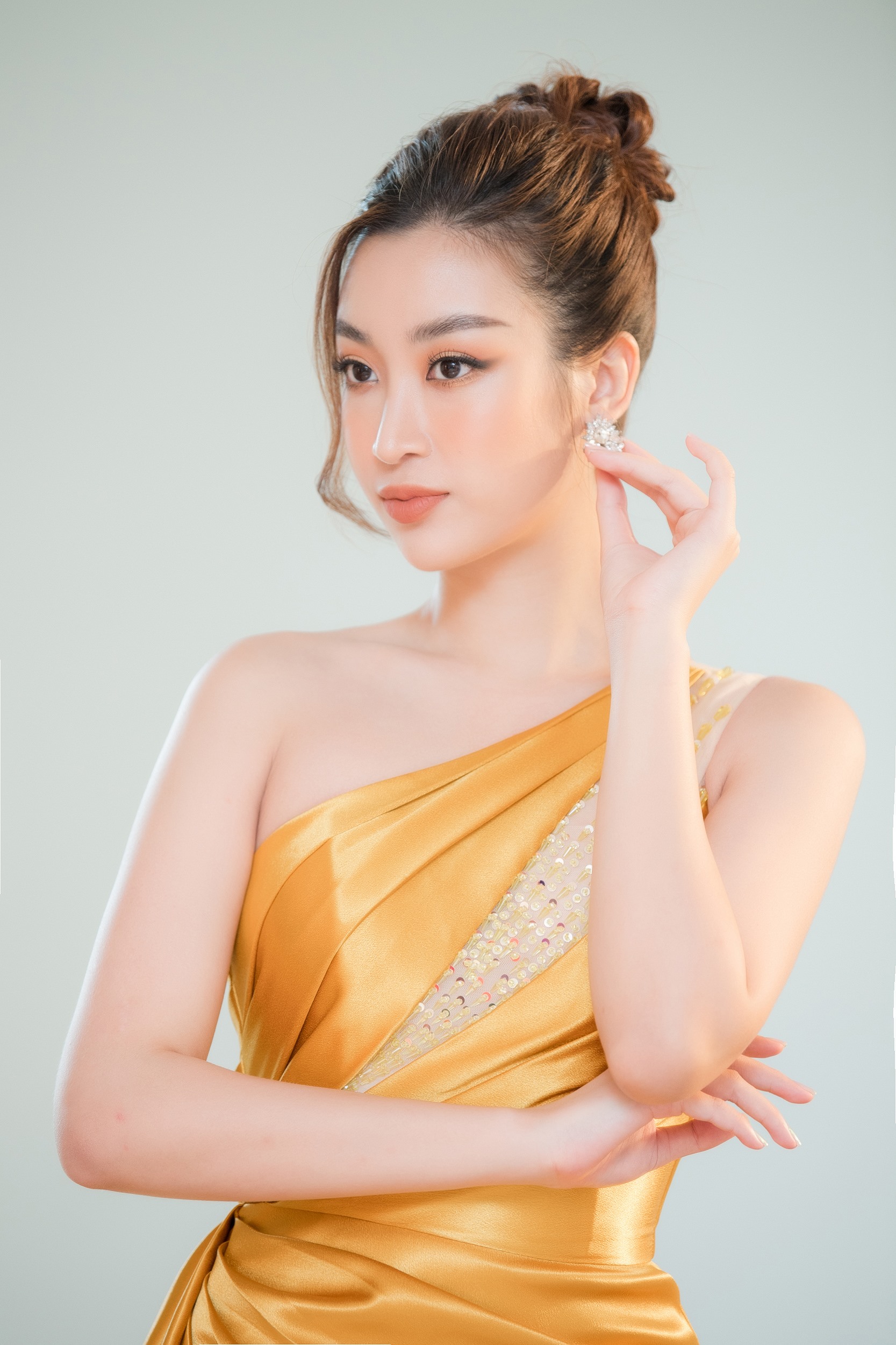 Người đẹp sẽ quay trở lại với Hoa hậu Việt Nam 2020 trong vai trò host của phần thi Người đẹp nhân ái và Head to Head Challenge.  Xinh đẹp và tài năng, Mỹ Linh sẽ trở thành hình mẫu truyền cảm hứng cho các cô gái trẻ đến gần hơn với vương miện Hoa hậu.