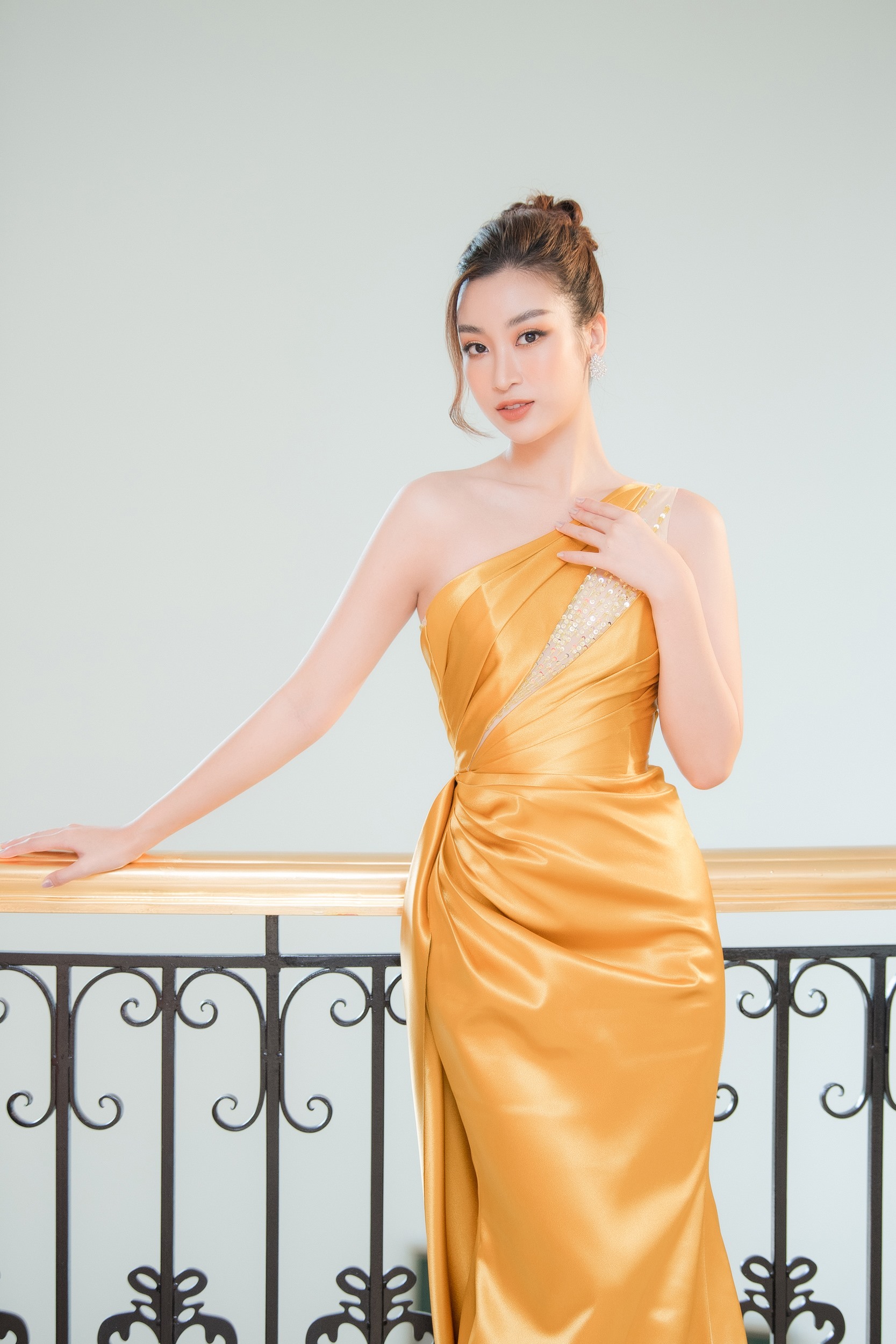 Diện đầm ôm sát, Hoa hậu Đỗ Mỹ Linh khoe trọn đường cong nóng bỏng. Ảnh: Sen Vàng.