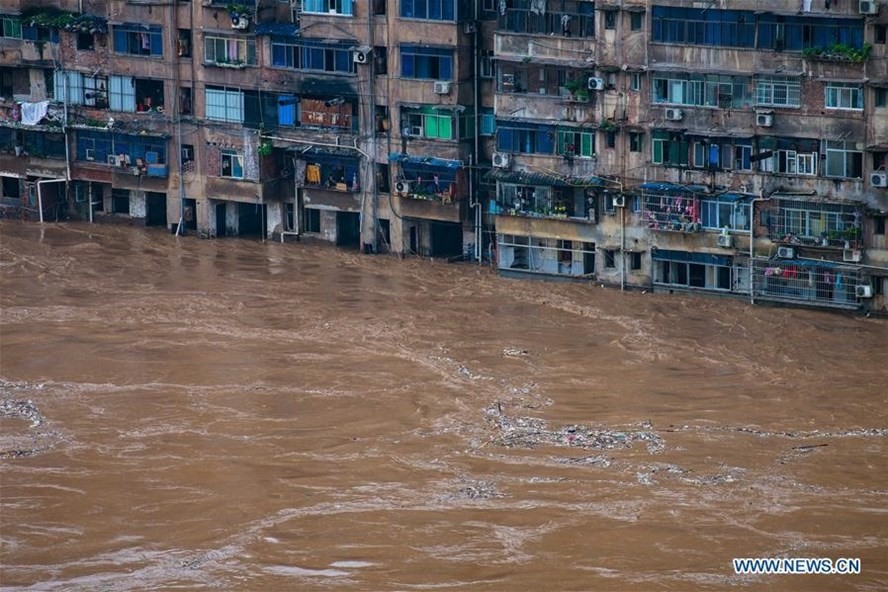Khu dân cư ở quận Kỳ Giang, thành phố Trùng Khánh ngập trong nước hôm 1.7. Ảnh: Xinhua.