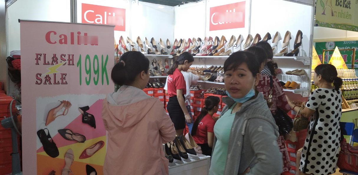 Chị Nguyễn Thị Thúy (42 tuổi, Dĩ An, Bình Dương) cho biết rất bất ngờ với các sản phẩm được bày bán ở đây, toàn là đặc sản mà giá thì không thể rẻ hơn được, cái gì ở đây cũng được giảm giá. “Thật là nhìn cái gì cũng muốn mua” chị Thúy nói thêm.