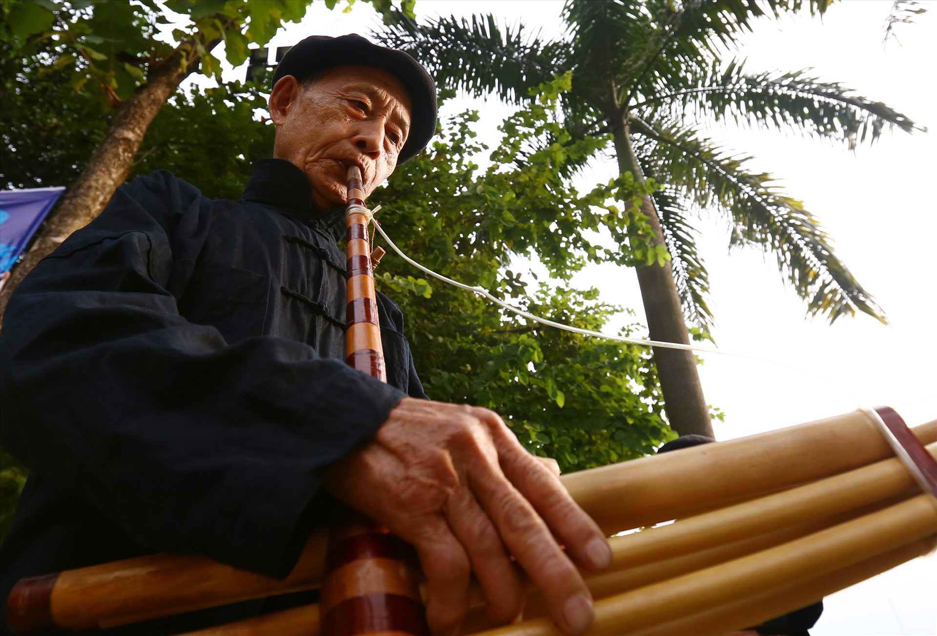 Một cụ già biểu diễn khèn Mông ở phố cổ Đồng Văn.