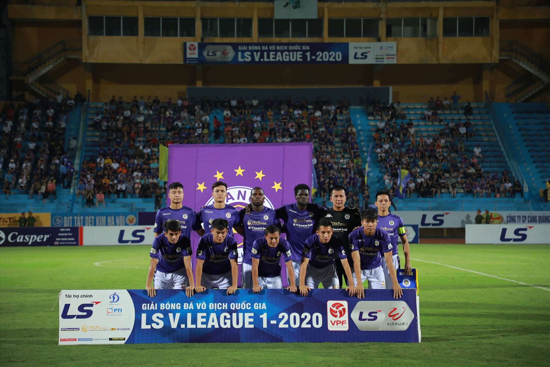 Sau 7 vòng đấu của V.League 2020, Hà Nội FC đã thua tới 3 trận và đang trượt dần xuống nửa dưới của bảng xếp hạng. Đội bóng của huấn luyện viên Chu Đình Nghiêm gặp vấn đề nghiêm trọng về lực lượng, đặc biệt là ở hàng thủ.