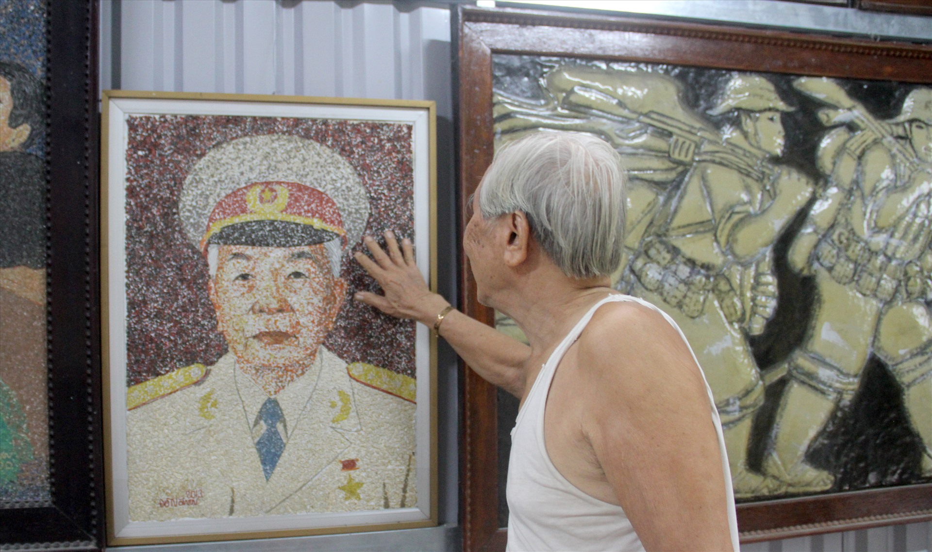 Trong nhà ông Năm đang trưng bày chân dung Đại tướng Võ Nguyên Giáp được làm bằng chất liệu dây điện. Ảnh: N.Tri