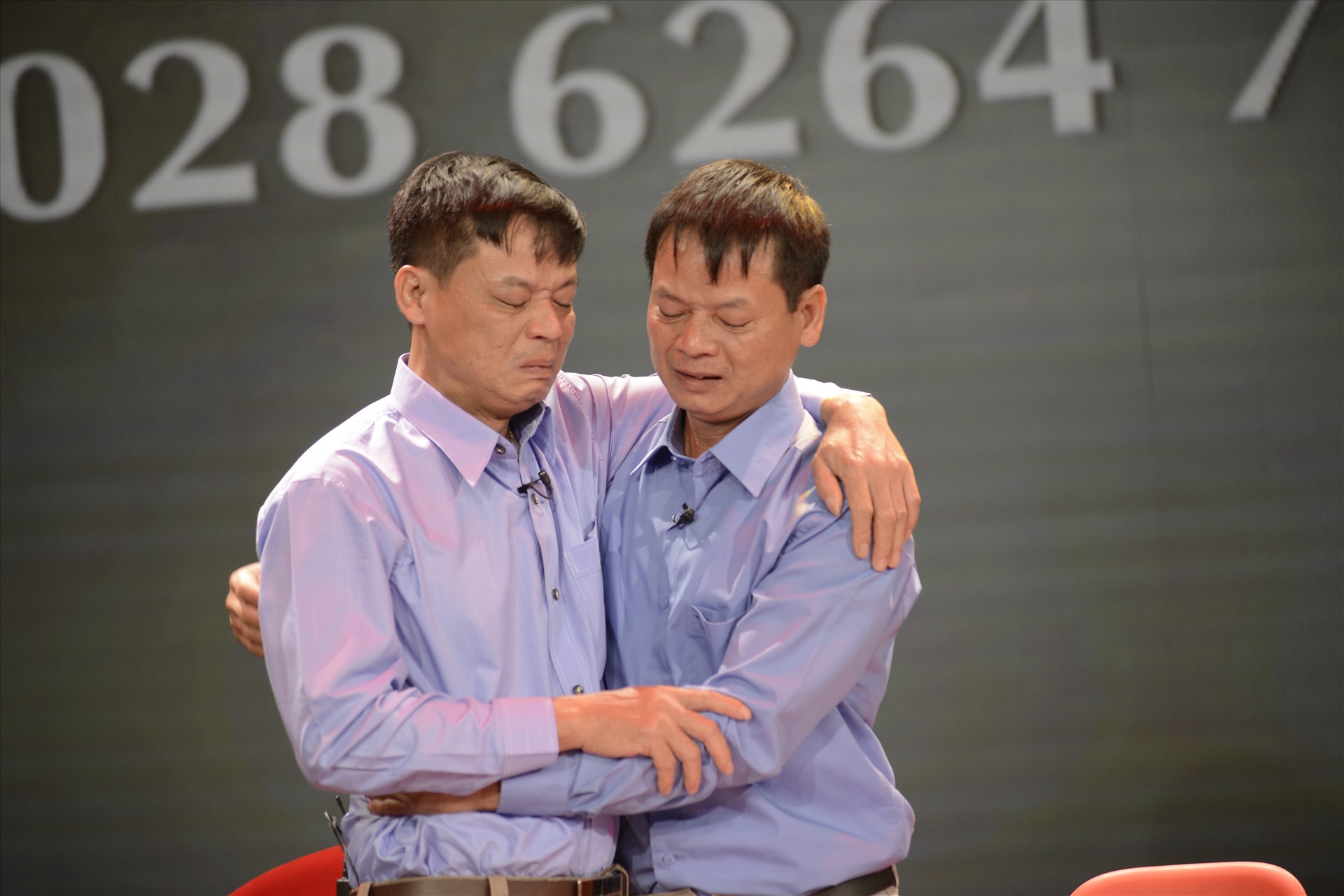 Hai anh em song sinh gặp lại sau 43 năm thất lạc. Ảnh: Từ Đức Thắng - Tình nguyện viên NCHCCCL
