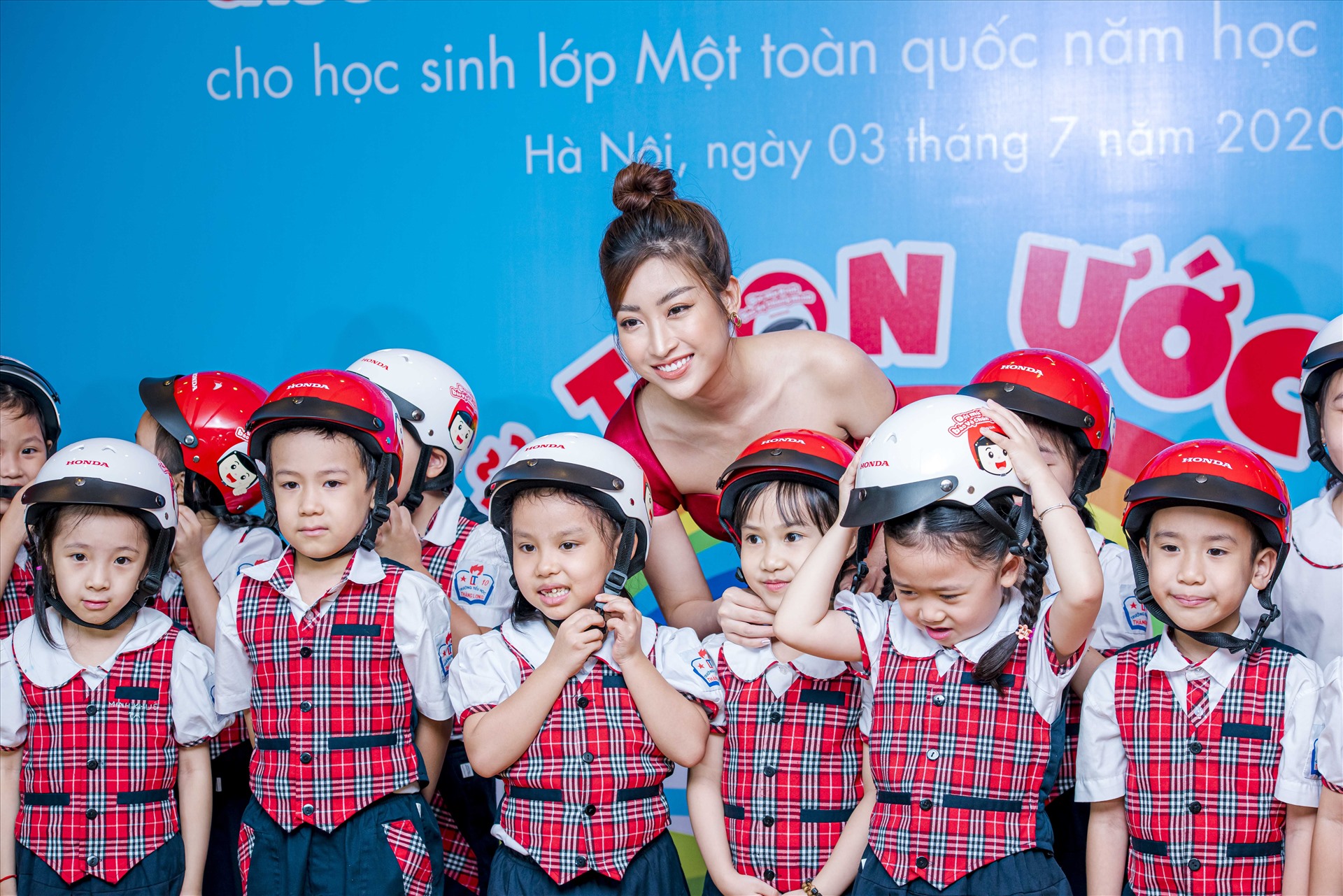 Hoa hậu Đỗ Mỹ Linh chia sẻ niềm vui cùng các em học sinh.