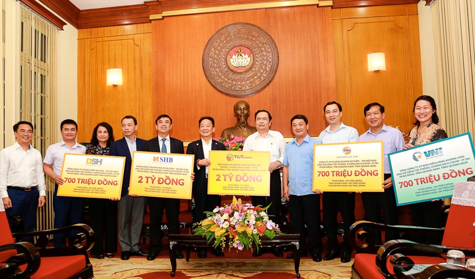 SHB, T&T Group và các doanh nghiệp của Doanh nhân Đỗ Quang Hiển ủng hộ hơn 6 tỉ đồng cho cuộc chiến chống COVID-19 tại miền Trung.