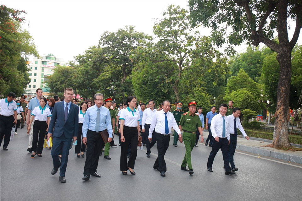 Phó Thủ tướng Thường trực Trương Hòa Bình cùng đoàn đại biểu lãnh đạo và người dân tuần hành hành cổ động. Ảnh: Trần Tuyên