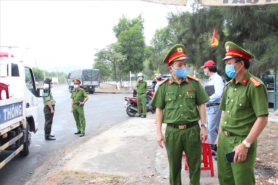 Lực lượng chức năng nghiêm túc kiểm tra các phương tiện tham gia giao thông ra vào cửa ngõ thành phố. Ảnh: Mai Hương