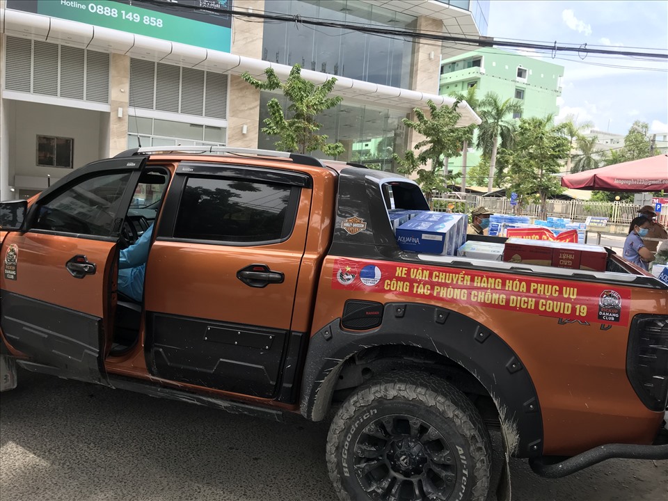 Những chiếc xe chở hàng hóa ủng hộ các y bác sĩ trong tuyến đầu chống dịch. Ảnh: Mai Hương