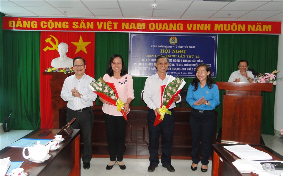 Chúc mừng ông Nguyễn Hữu Diệp (thứ 2 từ bên phải) được bầu làm Phó Chủ tịch Công đoàn ngành Y tế Tiền Giang. Ảnh: K.Q
