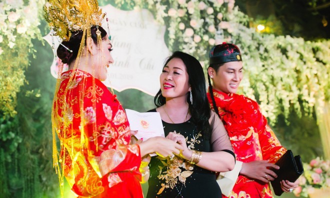 Mẹ chồng Lâm Khánh Chi tặng tài sản cho cả 2 trong dịp kỉ niệm ngày cưới của cô. Ảnh: NSCC