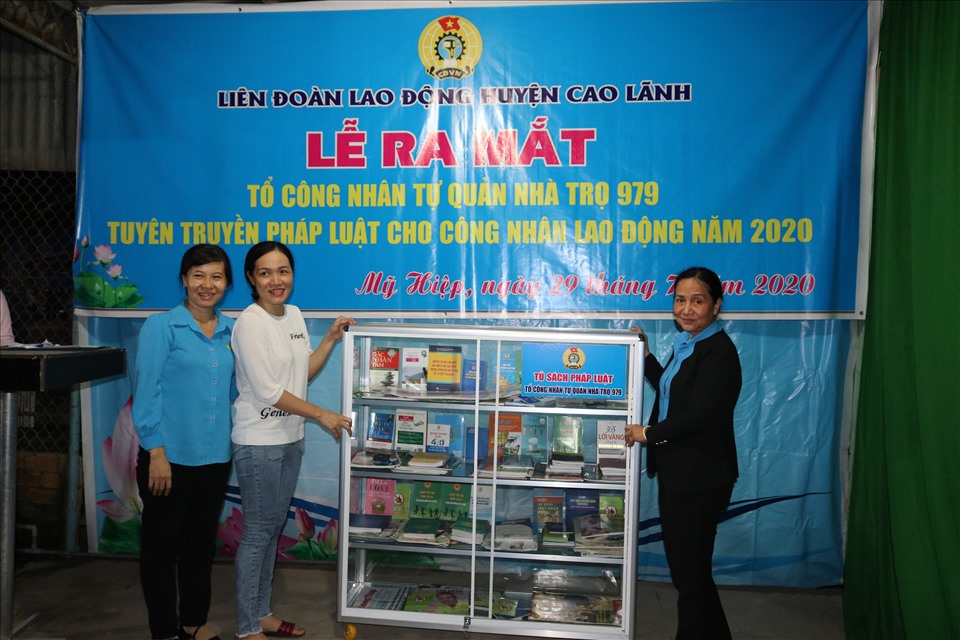 Đồng chí Nguyễn Thị Thu Ba - PCT LĐLĐ tỉnh Đồng Tháp trao tặng tủ sách pháp luật cho tổ CNTQ nhà trọ 979. Ảnh: VT