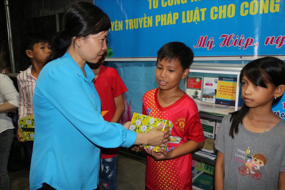 Chủ tịch LĐLĐ huyện Cao Lãnh Phạm Thị Xuân Mai trao quà cho con công nhân. Ảnh: VT