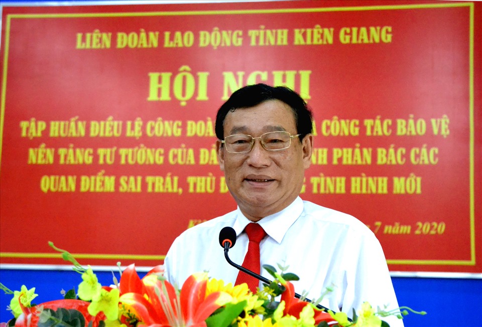 Phó Ban Tuyên giáo Tỉnh ủy Kiên Giang Nguyễn Thiện Cẩn báo cáo tại hội nghị. Ảnh: LT