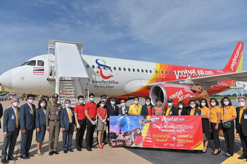 Chuyến bay khai trương từ Băng Cốc (sân bay Suvarnabhumi) đến Khon Kaen, thành phố thủ phủ phía Đông bắc của Thái Lan.