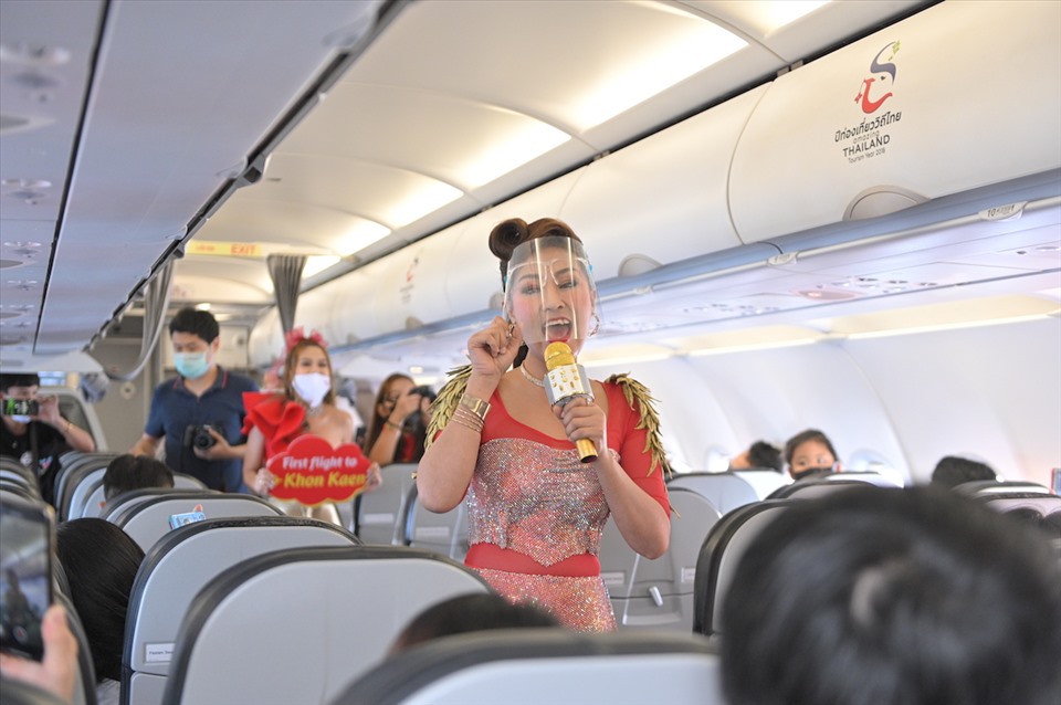Ca sỹ nổi tiếng Thái Lan Ying Lee biểu diễn khai trương đường bay mới của Thai Vietjet.