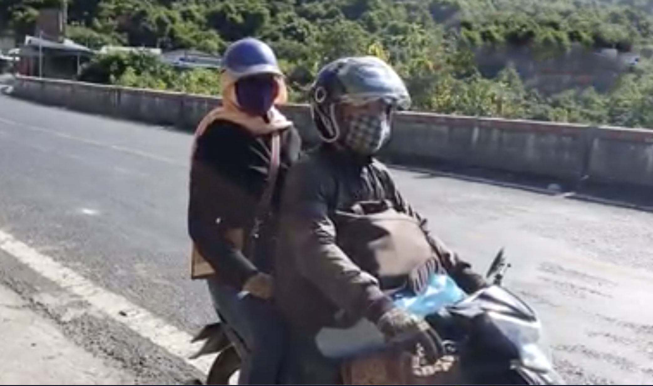 Một cặp vợ chồng đi xe máy từ Gia Lai ra Huế. Ảnh: Dinh Dung
