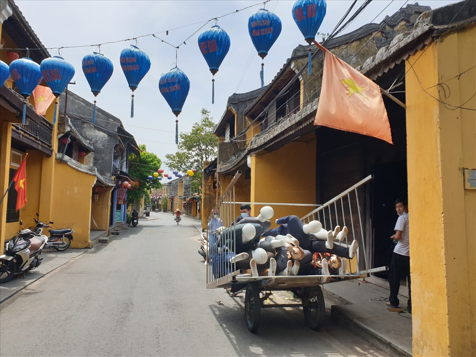 Các cửa hàng kinh doanh cũng bắt đầu dọn dẹp để tạm đóng cửa.