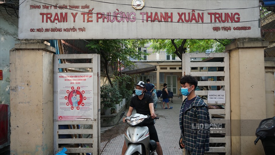 Theo ghi nhận của Lao Động, bắt đầu từ 13h30 ngày 30.7, Trung tâm Y tế quận Thanh Xuân (Hà Nội) đã phối hợp với các đơn vị chức năng tiến hành test nhanh COVID-19 cho người dân trú tại phường Thanh Xuân Trung.