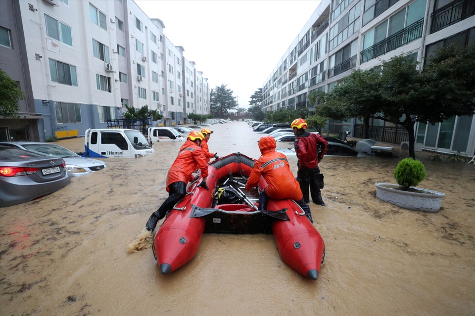 Nhà cửa, ô tô ngập trong nước ở Daejeon ngày 30.7. Ảnh: Yonhap News