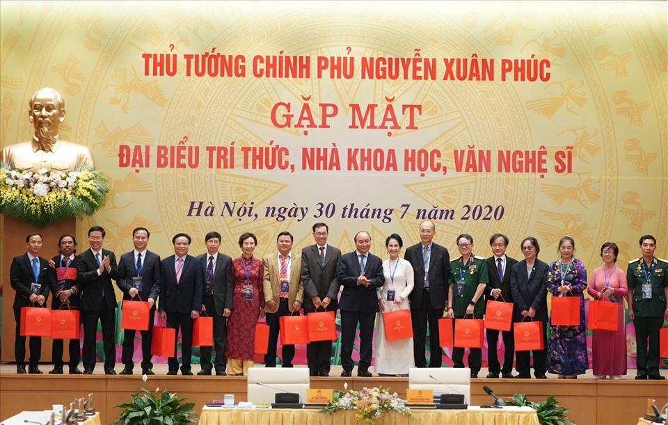 Thủ tướng Chính phủ Nguyễn Xuân Phúc và Uỷ viên Bộ Chính trị, Bí thư Trung ương Đảng, Trưởng Ban Tuyên giáo Trung ương tặng quà cho các đại biểu. Ảnh Gia Hân