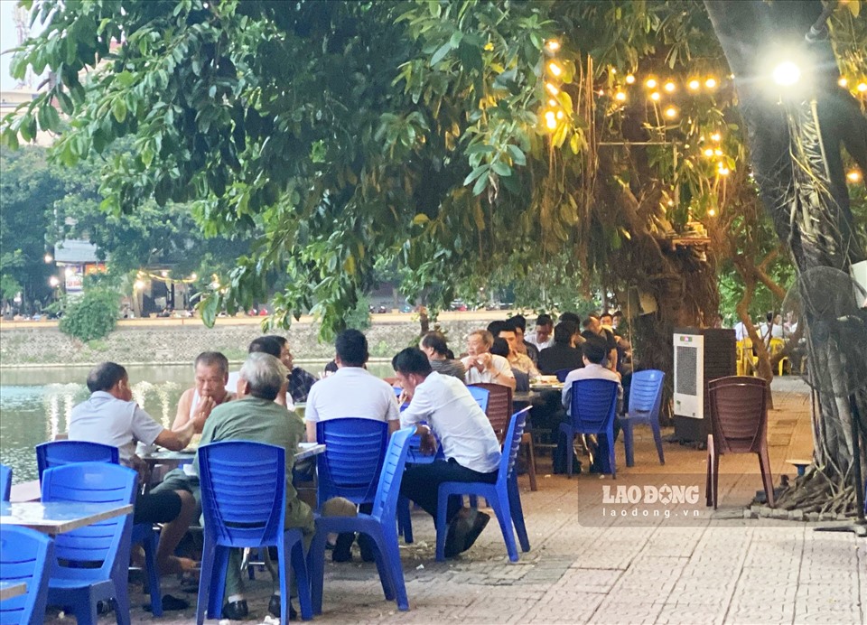 Tương tự như vậy, quán nhậu ở phố Chùa Láng cũng chật kín bàn. Người dân tới đây để uống bia giải nhiệt sau một ngày nắng nóng.