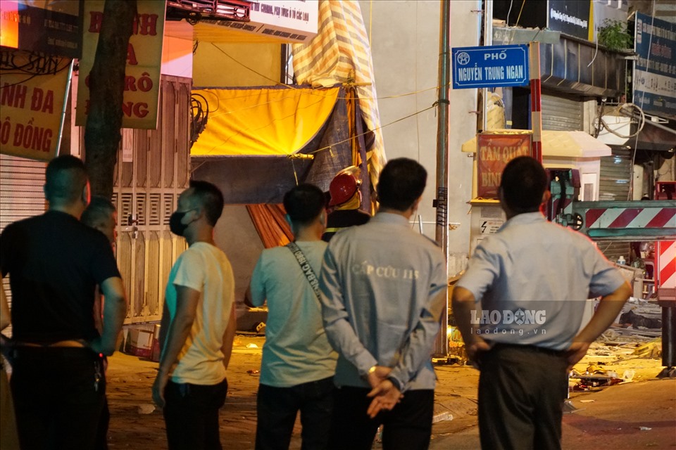 Về vụ việc trên, lãnh đạo Đội CSGT số 4 - Công an TP Hà Nội cho biết, đơn vị đã cử lực lượng ra phân luồng giao thông vụ sập giàn cẩu kính ở phố Nguyễn Công Trứ. Lao Động sẽ tiếp tục thông tin sự việc.