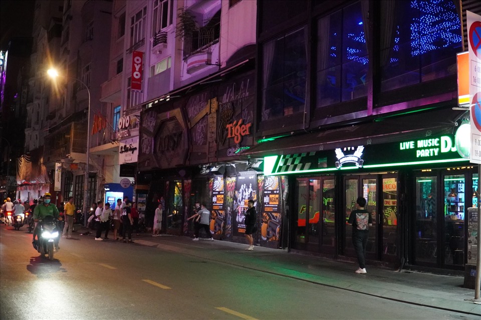 1 giờ 30 -  31.7, hầu hết các quán bar đều đã dọn dẹp tắt đèn.