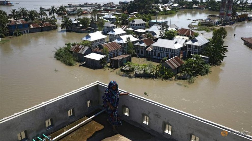 Nhà cửa gần khu vực sông Padma ngập trong nước lũ tại quận Munshiganj, ngoại ô Dhaka, Bangladesh, ngày 25.7. Ảnh: Reuters