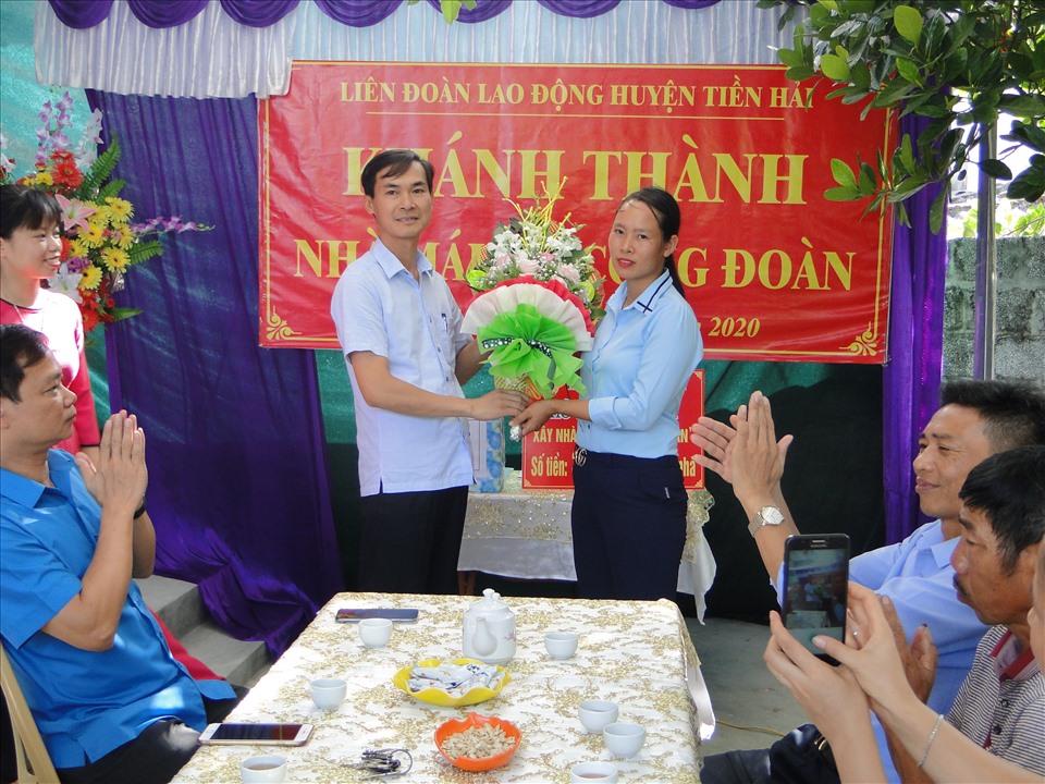Đồng chí Hoàng Việt Huy - Phó Chủ tịch UBND huyện chúc mừng đoàn viên Trang trong ngày khánh thành nhà mới. Ảnh: B.M