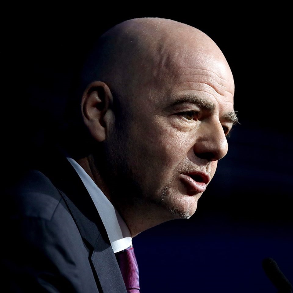 Chủ tịch Liên đoàn bóng đá thế giới (FIFA) Gianni Infantino đang phải đối diện với những cáo buộc về tội tham nhũng trong việc trao quyền đăng cai World Cup cho Nga (2018) và Qatar (2022), các biểu hiện và nhiều cuộc họp bí mật giữa ông và Bộ trưởng Tư pháp Thụy Sĩ, Michael Lauber - người mới từ chức hồi tuần trước.