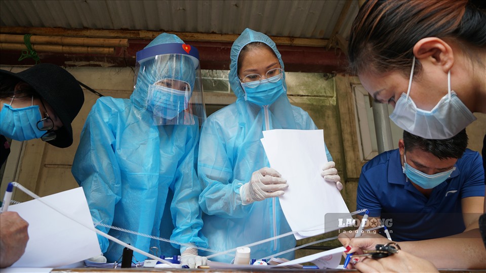 Tại điểm xét nghiệm Trạm y tế phường Quan Nhân, hàng trăm trường người dân đến lấy mẫu máu để xét nghiệm từ sáng sớm.