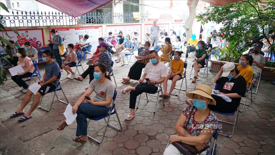 Sáng 31.7, Trung tâm Y tế quận Thanh Xuân (Hà Nội) đã tiến hành test nhanh COVID-19 cho người dân trở về từ Đà Nẵng và