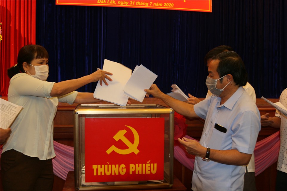 Các đại biểu tham dự tiến hành bỏ phiếu. Ảnh Bảo Trung