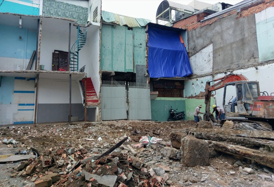 Dãy nhà trên đường Trường Chinh (quận Tân Bình) đang được thi công tháo dỡ, giải phóng mặt bằng.
