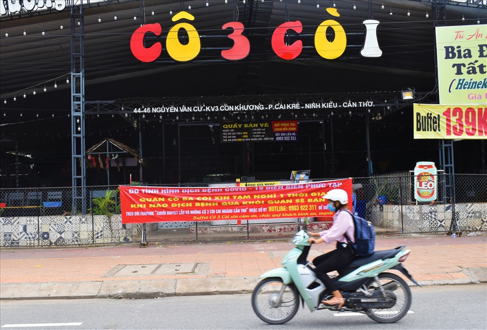 Dù chưa có “lệnh cấm” từ chính quyền, nhưng một quán ăn ở quận Ninh Kiều, TP. Cần Thơ đã chủ động treo bảng tạm ngừng hoạt động cho đến khi dịch bệnh được đảm bảo an toàn.