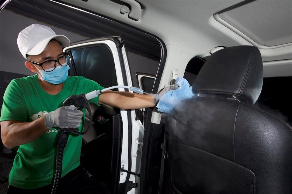 Cần chú ý vệ sinh ô tô thường xuyên để tránh nguy cơ lây nhiễm COVID-19. Ảnh: ICTNews