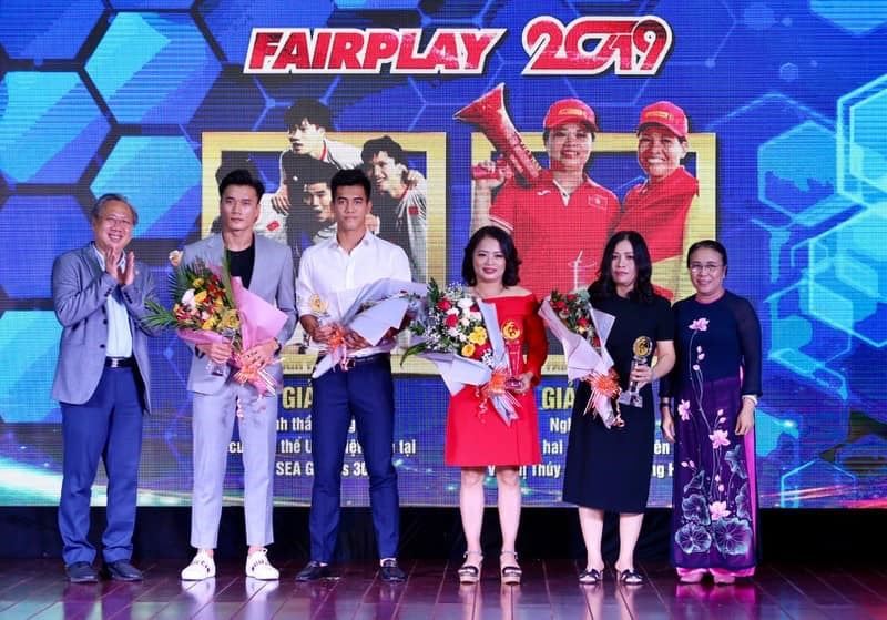 Ban tổ chức giải thưởng Fair Play tri ân cổ động viên đặc biệt của bóng đá Việt nam. Ảnh: D.P
