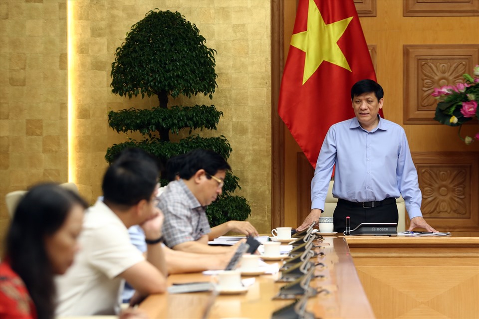 Quyền Bộ trưởng Bộ Y tế Nguyễn Thanh Long thông tin thêm về ca bệnh COVID-19 tử vong đầu tiên. Ảnh: VGP