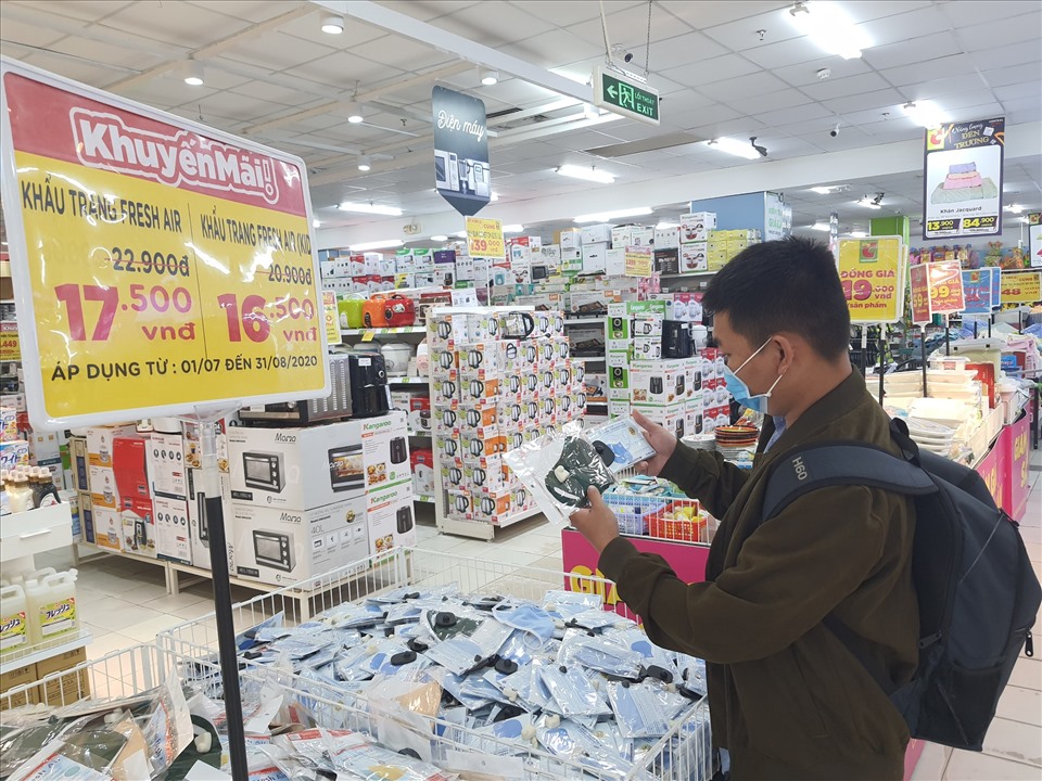 Khẩu trang vải kháng khuẩn được bán đại trà tại siêu thị Big C Miền Đông (quận 10). Ảnh: ANH NHÀN
