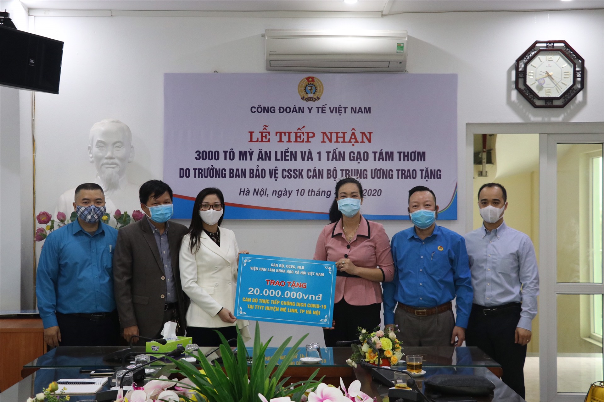 Lãnh đạo Công đoàn Y tế Việt Nam tặng quà, trao hỗ trợ cán bộ, nhân viên y tế Trung tâm Y tế huyện Mê Linh và cán bộ y tế xã Hạ Lôi. Ảnh: CĐYT