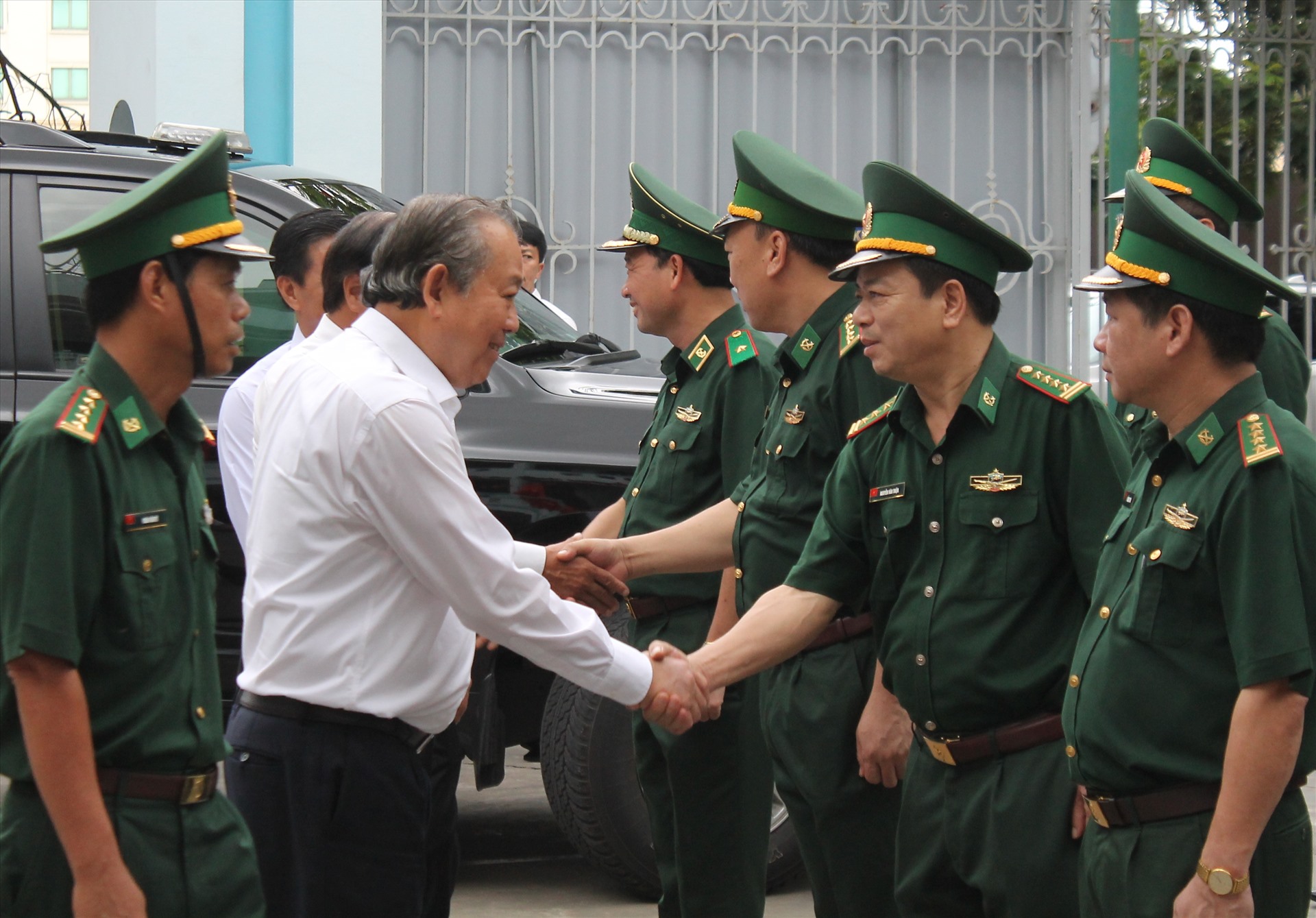 Phó thủ tướng Trương Hòa Bình kiểm tra thực tế công tác cải cách hành chính tại Ban chỉ huy Biên phòng cửa khẩu cảng tại Hải Phòng. Ảnh Mai Dung
