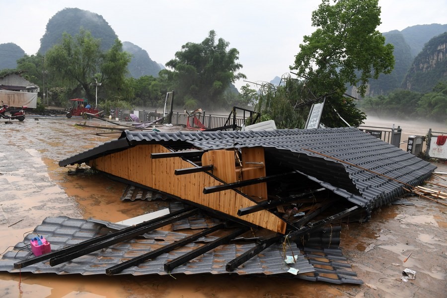 Hậu quả sau mưa lũ ở sông Ngộ Long, Quảng Tây, Trung Quốc. Ảnh: Tân Hoa Xã.