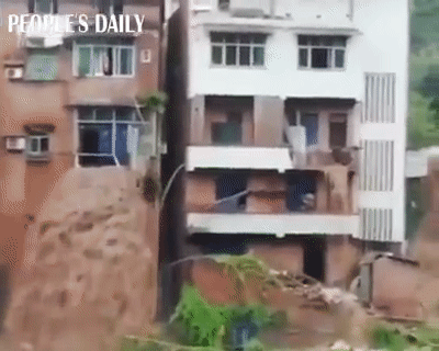 Nước lũ tuôn như thác từ tầng 3 một nhà dân ở Kỳ Giang, Trùng Khánh, Trung Quốc. Hơn 69.207 người trên 28 quận, huyện ở Trùng Khánh bị ảnh hưởng bởi mưa lớn và lũ lụt. Nguồn: Nhân Dân Nhật báo.