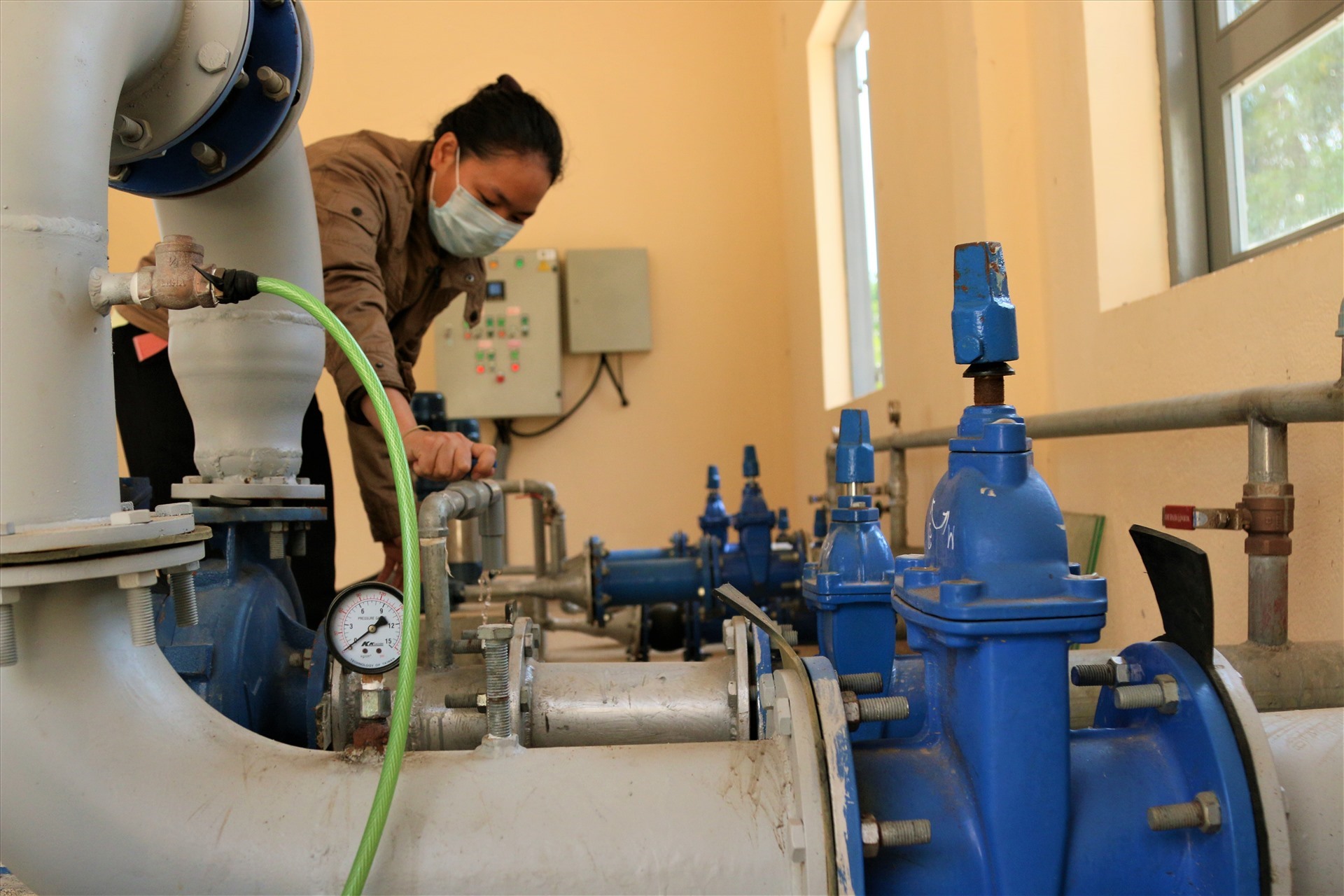 Hệ thống vận hành bên trong nhà máy nước sạch ở xã Ea Sin. Ảnh Bảo Trung